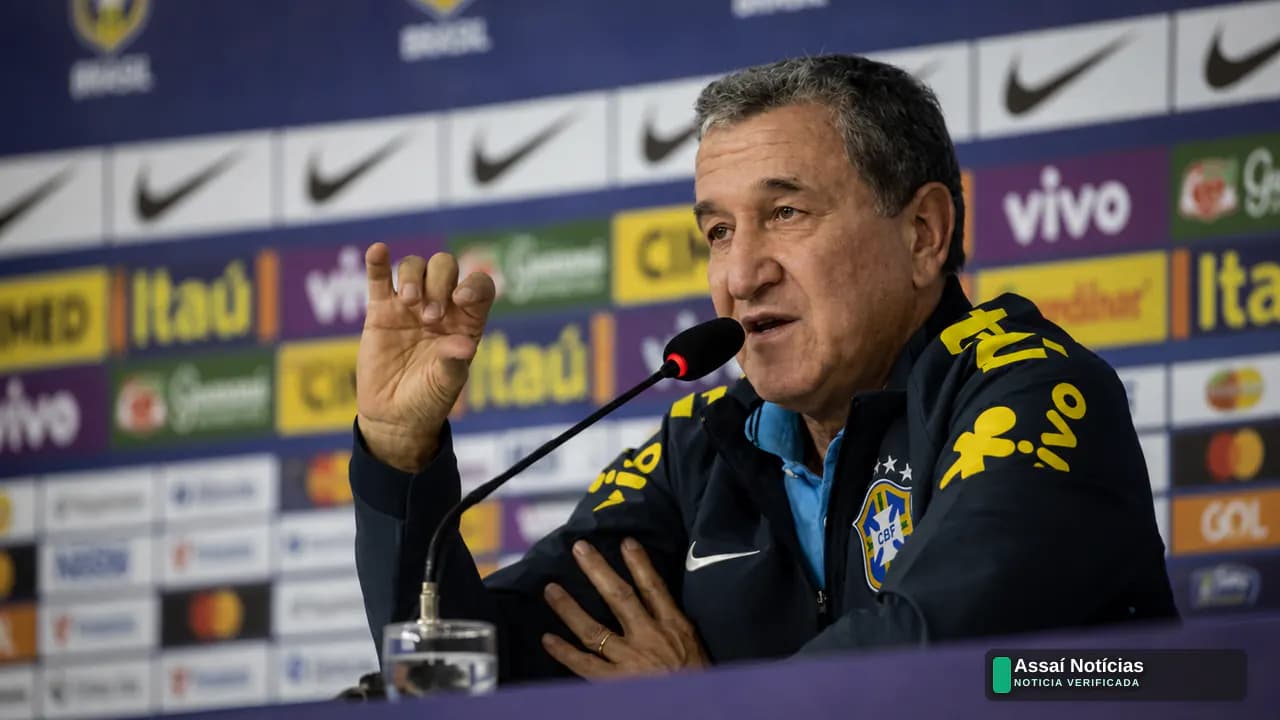 Carlos Alberto Parreira no estádio durante partida da seleção brasileira