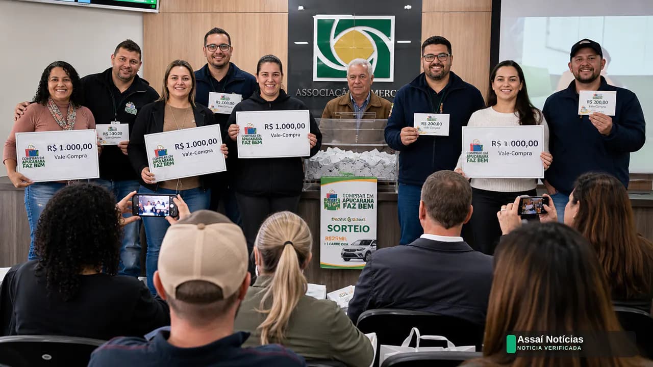 Participantes comemoram entrega de vales-compra da campanha Comprar em Apucarana Faz Bem em evento da ACIA